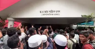 শতভাগ আবাসনের দাবিতে চট্টগ্রাম বিশ্ববিদ্যালয়ের প্রশাসনিক ভবনে তালা